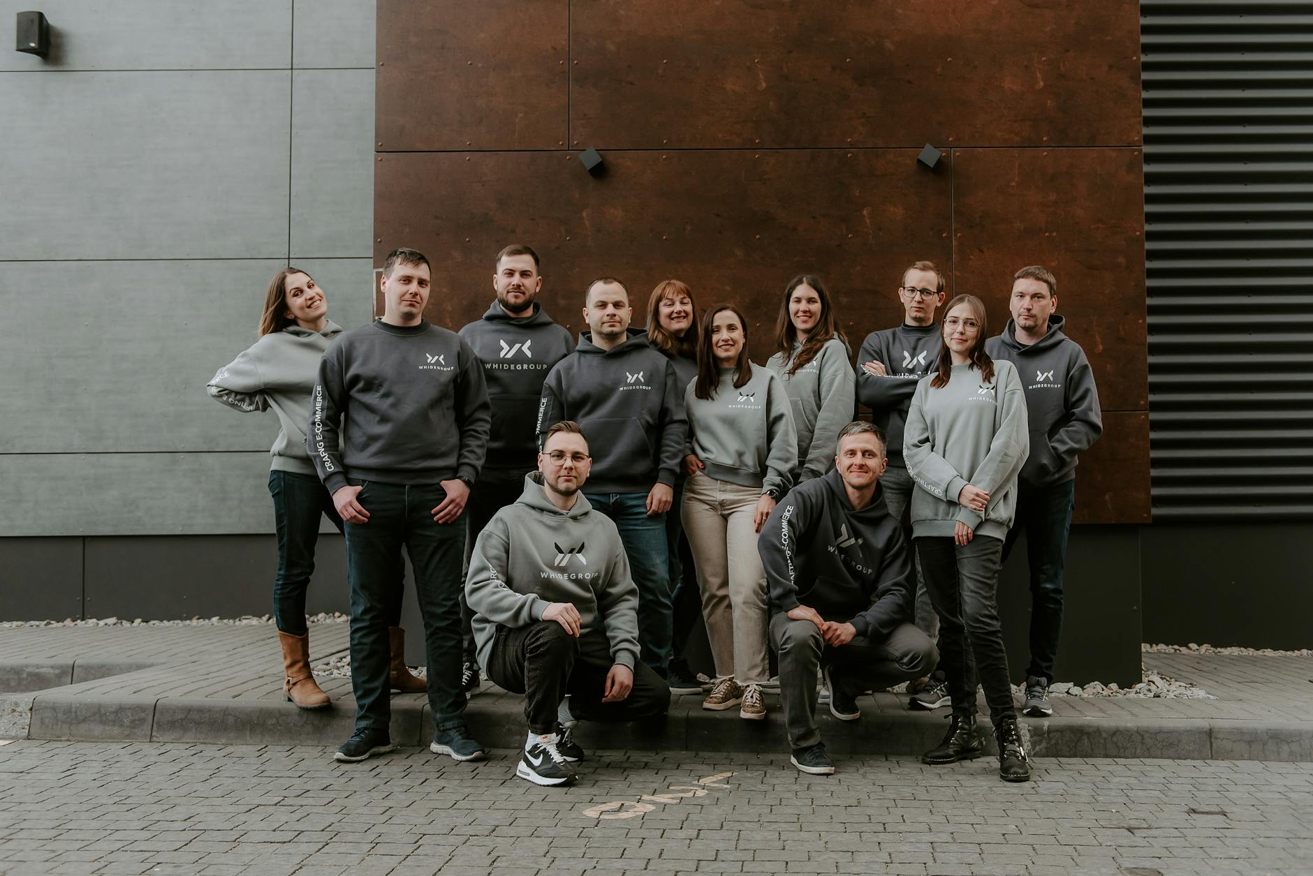 Panorama miasta Marki z charakterystycznymi budynkami i terenami zielonymi.