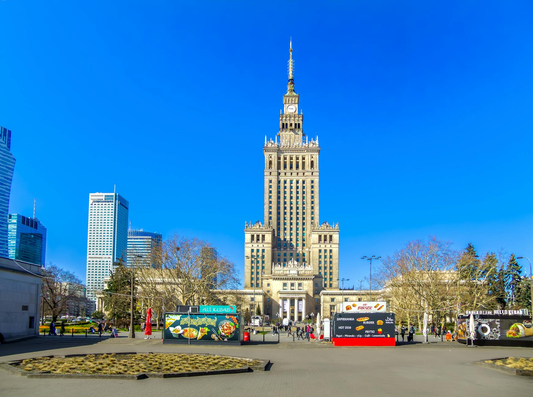 Grafika symbolizująca strategię handlu i marek, skupiająca się na budowaniu relacji z klientem w Markach.